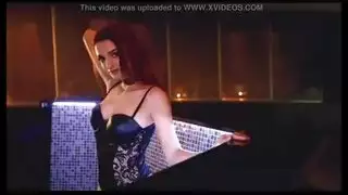 عارضات أنيقات تخلعن ملابسهن لأجل بورن صارم