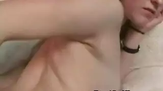 شاعر شهواني يركب قضيبًا بحمالة صدر حمراء وزرقاء مغرية