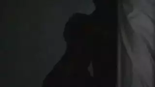 فتاة سمراء تتوسل لقضيب هاوي في جلسة سكس منتصف الليل