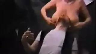 آفا مور اليائسة تخدم قضيبه على الأريكة لاستراحة إباحية