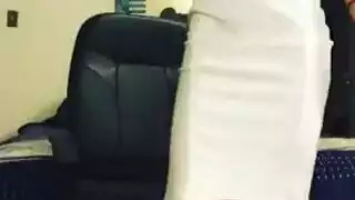 شعر هذه الزوجة الأحمر يطابق مؤخرتها الساخنة التي تتعرض لاختراق شرجي