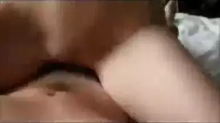 ذات الشعر المجعد ترشف قضيب عميل ضخم