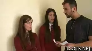 شاب ناييم بين فتاتين