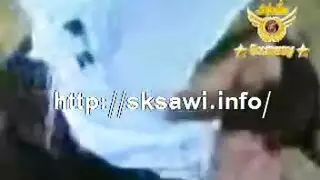 ابنها يستغنى فى المطبخ وهى تساعده