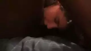 الطالبة نيكي تأخذ عدة أعضاء ذكورية في علاقة جنسية جماعية في الفصل