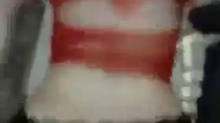 مراهقة مثارة تستمتع بمشاهدة صديقتها تركبه بعنف