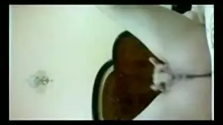 فتاة عربية ساخنة تلمس فرجها الضيق في مشهد استمناء مثير