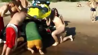 المواطن المسن سيباستيان يأخذ عدة قضبان مراهقين في العلن