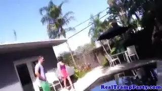 تحفيز فموي مزدوج وإثارة الحلمات في فيلم إباحي