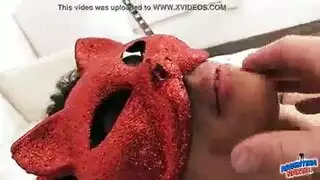 الاتهام يتحول إلى شهوة بينما تحصل السمراء على قضيب ناضج