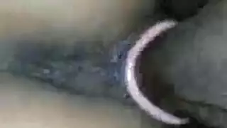 سمراء تقوم بمهام متعددة: مص عميق للقضيب وتحفيز مهبلي شديد