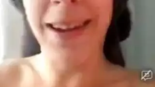 إكس إكس إكس فردي: حركة يد مزدوجة على الصدور والفرج المبلل