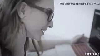 إنه يشعر وكأنه يهيمن على شريكه في السرير لأنهم لم يمارسوا الجنس منذ فترة طويلة