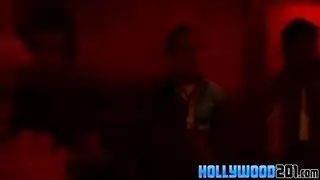 نادلة عاهرة تنغمر في جنس مائي صريح وقاس