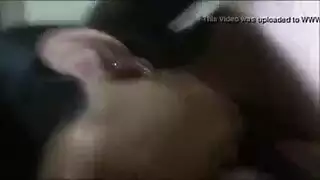 سكرتيرة ترتدي النظارات في جلسة إباحية فردية مكثفة