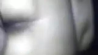 فتاة سمراء ذات مؤخرة ضخمة تهتز بقوة من الخلف