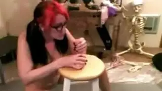 أم شقراء موشومة تفضل هزات الجماع على كل شيء