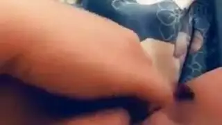 إنها مثارة جداً: مشهد حميمي من وجهة نظر في غرفة النوم لمداعبة الفرج