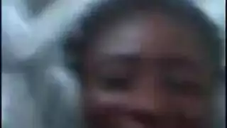 الفتى عديم الخبرة يستسلم لقضيب أسود مكثف في فتحة شرجه العذراء