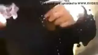 ‫عاهرة منقبة تكشف فرجها لممارسة جنس كلابي في العلن‬