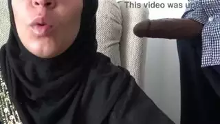 الفتاة الموروية المنحنية تشتهي جنسًا أسودًا شديدًا