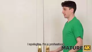 مرشد أكاديمي يعطي درسًا في مهارات المص