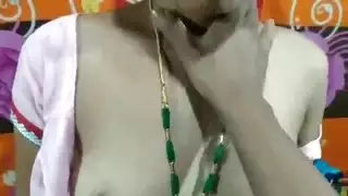 فتاة هندية حارة في فيديو جنس صريح عالٍ الصوت