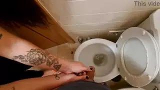 إنها تشاهد الأفلام الإباحية ثم تمارس الجنس بجنون مع هذا الرجل الوسيم والموهوب جنسيًا