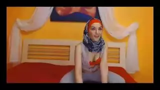 عاهرة محجبة مثيرة تخلع ملابسها على الكاميرا الحية بورن محجبات صارخ