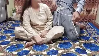 الرئيس يمارس الجنس في مؤخرة الموظفة الباكستانية في إباحية مكتبية صعبة