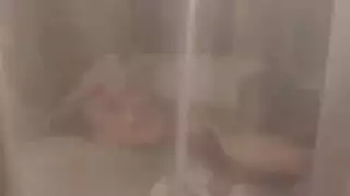 جميلة سمراء تأخذ شرج أحمر حار