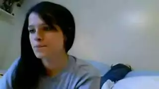 خيال الجنس العنيف: فتاة سمراء تأخذ قضيبًا في مشهد صريح