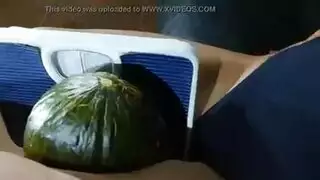 علاقة ثلاثية بين الأعراق: جون يمارس الجنس مع فتاتين مثارتين بعمق