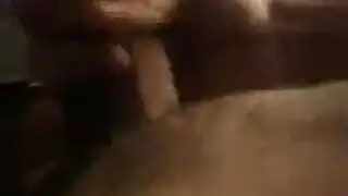 فتاة مثيرة بصدر ضخم تركب قضيبًا صلبًا وتفرك بظرها