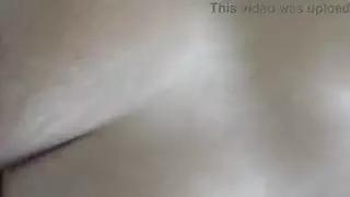 يدلك كس حبيبته ويهيجها