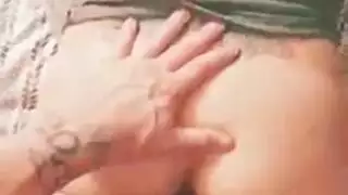 امرأة سمراء وشم الركوع أمام شريكها وامتصان قضيبه الصعب مثل وقحة