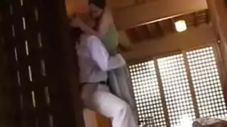 الأم تسافر مع ابنها وينامون غرفة فندق واحدة