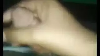 الفتيات قرنية جدا يقومن بأشياء غير مطقية مع بعضها البعض، في غرفة معيشة ضخمة