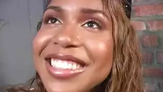 عاهرات المملكة البرية: جلسة جماع جماعي حيواني