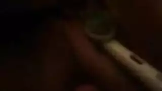 زوجة مثيرة تُلمس بعمق بينما رجل آخر يلف جسدها