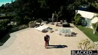 امرأة فاتنة ذات أثداء طبيعية كبيرة تمارس الجنس مع نفسها إبري