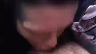 فتاة زرقاء الشعر شهوانية تذهب بقوة في مشهد شرجي