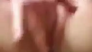 شقراء متلهفة تأخذ قضيبًا عنيفًا حتى تئن