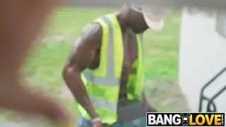 دمية جنسية سمراء في البناء لضربات إباحية متعددة