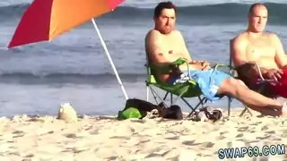 لاصدقاء يتبادلون بناتهم