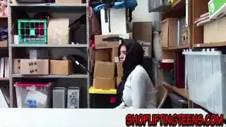 فتاة عربية تمص قضيب عربي كبير بعمق