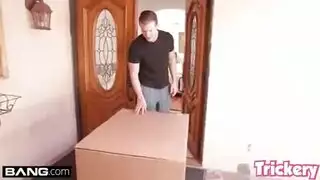 الاخت وصحبتها تهيج على اخوها وينيكها