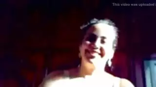 عربية ذات صدر كبير تتعرض للنيك في كلا الفتحتين إباحي قاسي