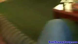 صديقة ثملة تؤدي في فيلم إباحي صريح عبر الإنترنت بوضعية كلابية قاسية