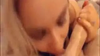 جميلة ومثارة، تتدخل في ثلاثية مثيرة لمضاعفة المتعة